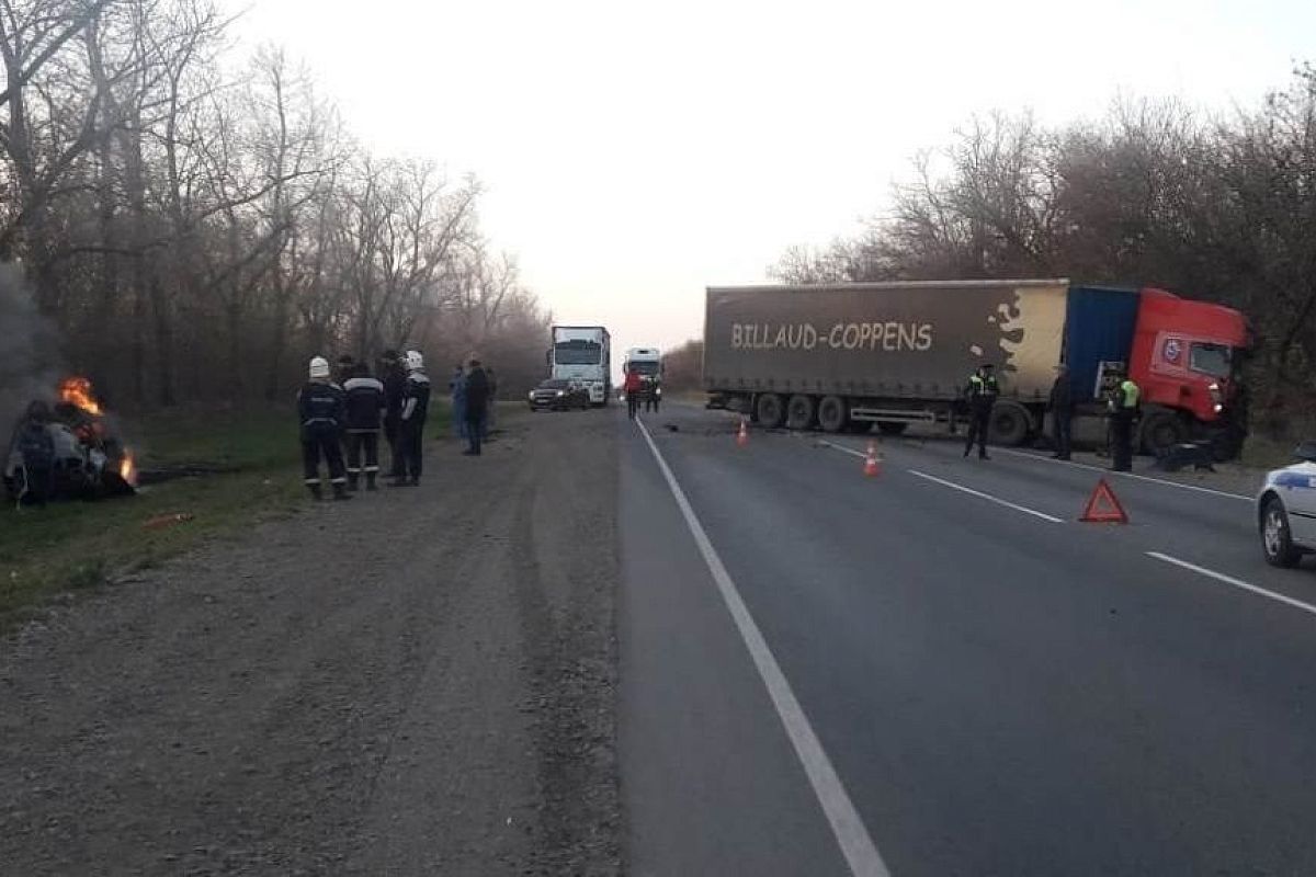 В Краснодарском крае BMW врезался в фуру и загорелся. Водитель погиб