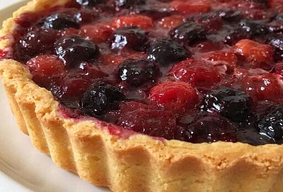 Печенье и йогурт превращают обычный десерт в изысканное лакомство: этот тарт способен сделать праздник даже в будний день