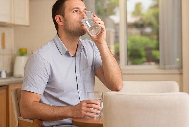 Мой сосед восстановил здоровье печени после 70 лет, следуя рекомендациям китайского доктора: просто выпивал  стакан воды каждое утро ровно в 7 часов