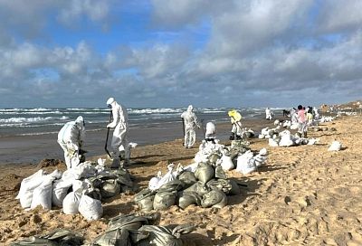 Пятно мазута после крушения танкеров в Керченском проливе дошло до Севастополя