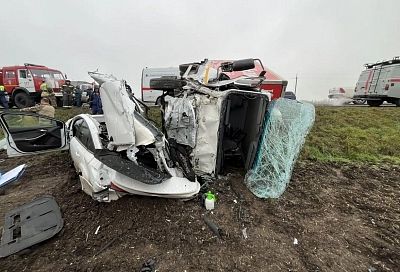 Спасатели вытащили водителя из искореженной в ДТП легковушки на Кубани