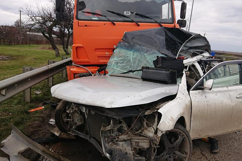 17-летний водитель иномарки и его пассажир погибли в жестком ДТП в Краснодаре