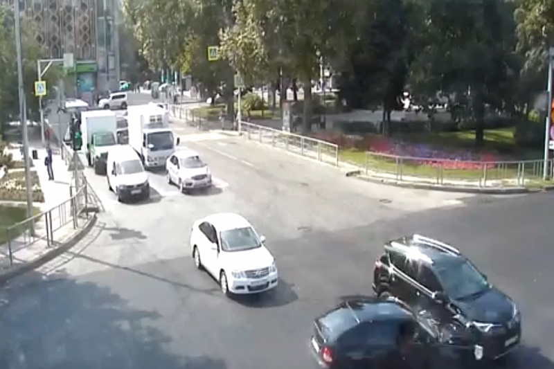 Столкновение 3 женщин на автомобилях в центре Краснодара попало на видео