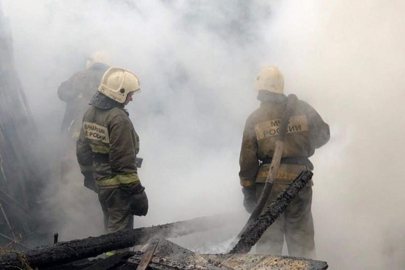 В Сочи произошел крупный пожар в частном доме. Эвакуировано 7 человек