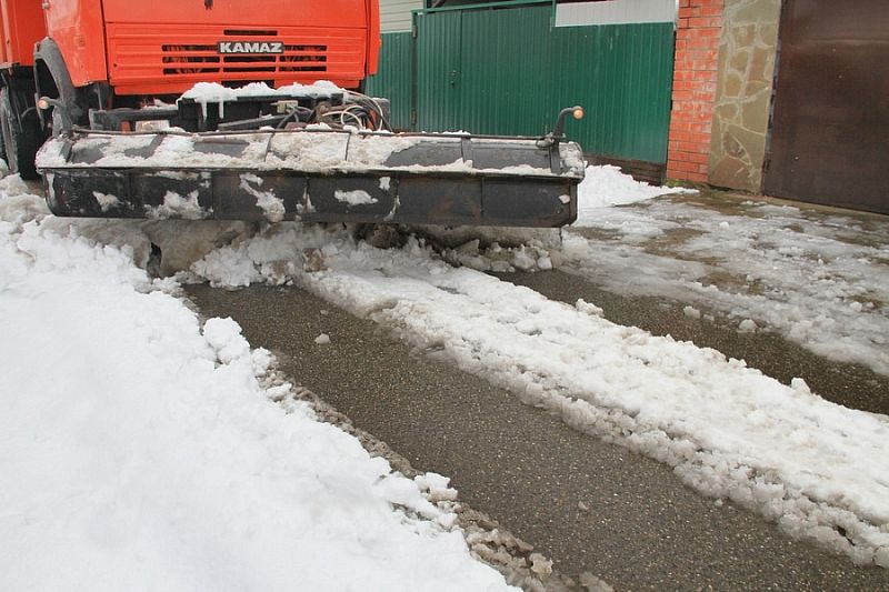 В расчистке трасс  Краснодарского края от снега задействовано более 260 спецмашин