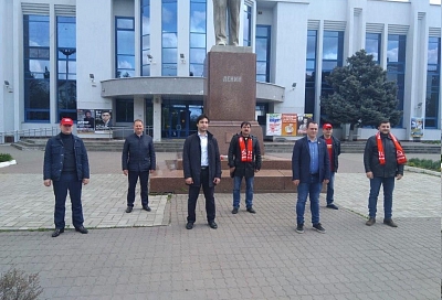 В Краснодаре коммунисты пришли с цветами к памятнику Ленина, нарушив режим карантина