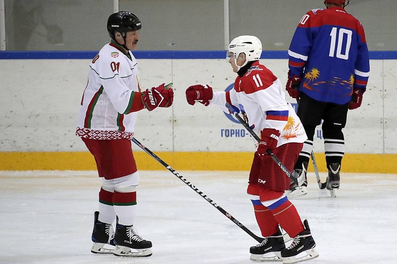 Владимир Путин и Александр Лукашенко сыграли в хоккей в Сочи