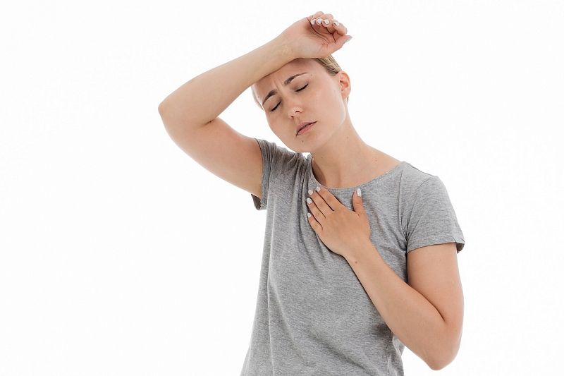 Слабость и боль в груди - в числе ранних признаков инфаркта