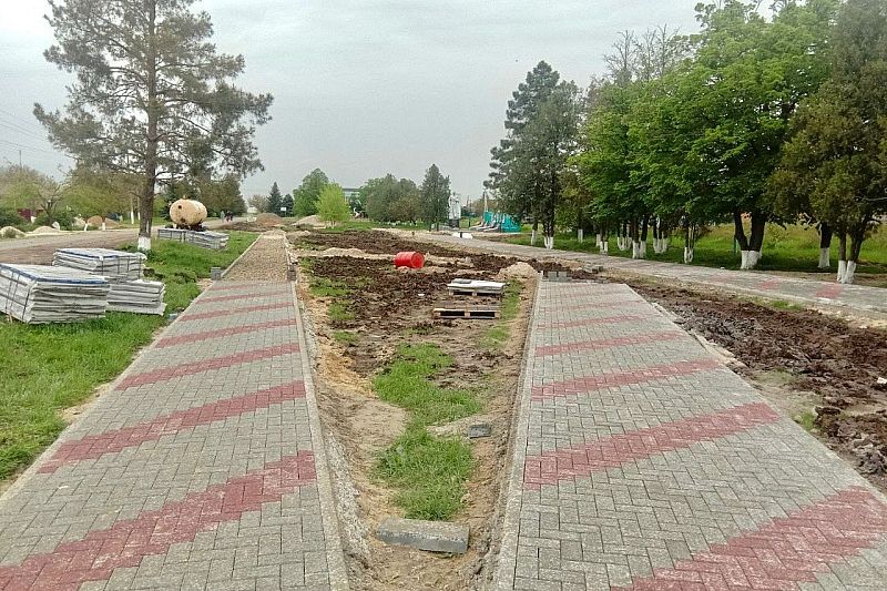 В Щербиновском районе благоустраивают парк