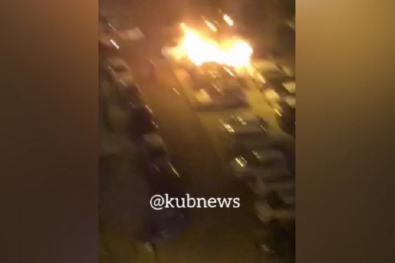 Пять автомобилей загорелись ночью в центре Краснодара