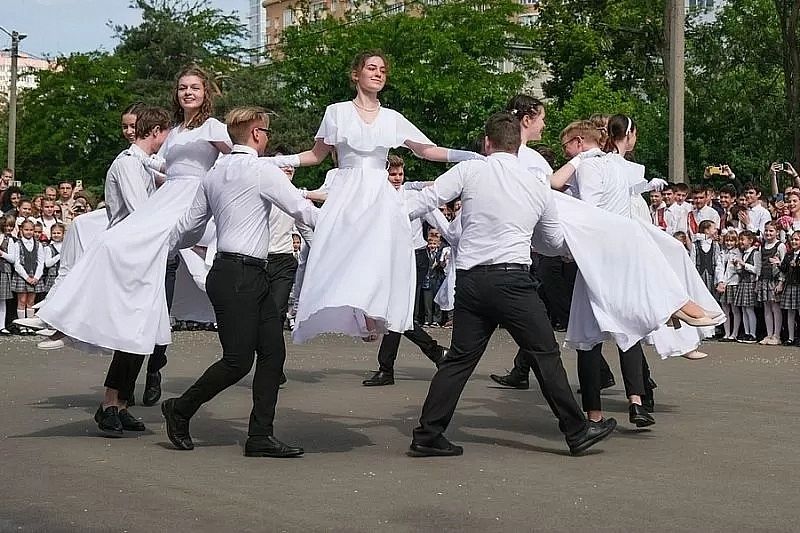 Услуги фотографа, платья и костюмы: краснодарские школьники готовятся к последнему звонку