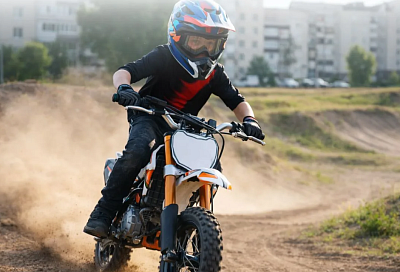 Подросток на питбайке: маленький мотоцикл — большая опасность