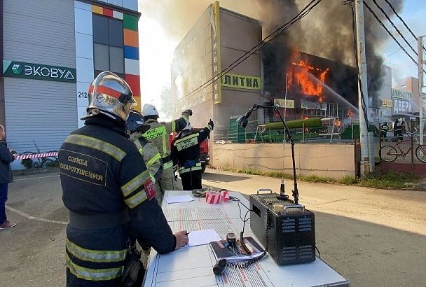 В Краснодаре тушат пожар в хозяйственном магазине на улице Уральской на площади 500 кв. м