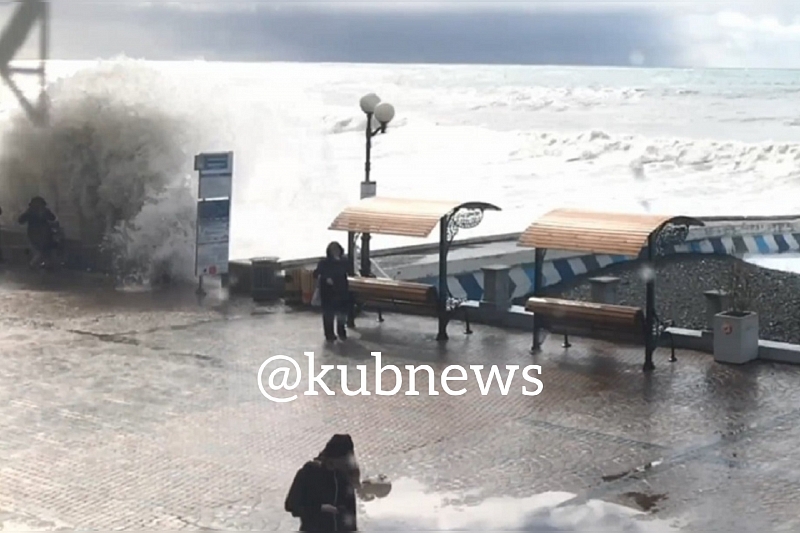 На набережной в Сочи мать с ребенком едва не смыло в море штормовой волной