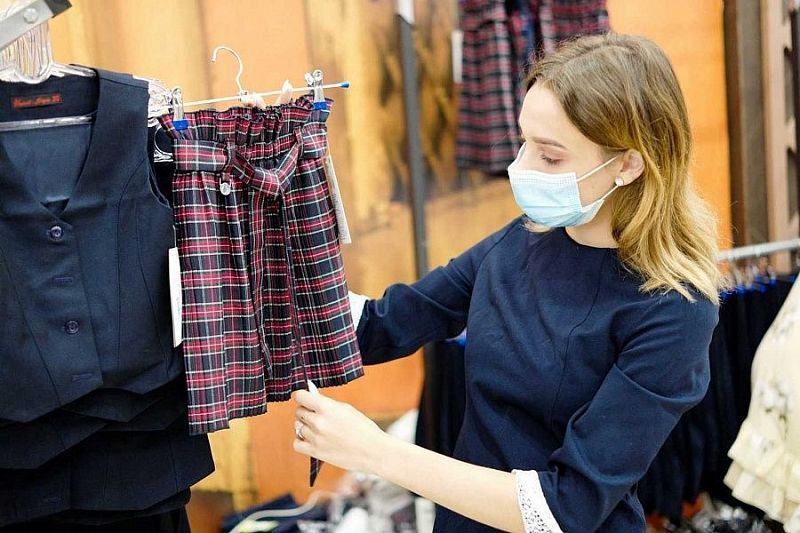 В Краснодаре стартовала выставка-продажа одежды для школьников