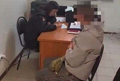Устроил «дрифт» на парковке ТЦ за несколько дней до 18-летия. Полиция наказала водителя и владелицу авто