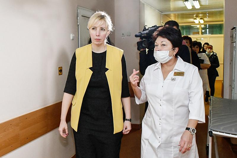 Анна Минькова посетила краевую детскую больницу.