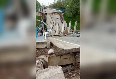 Появилось видео с места обрушения автомобильного моста через реку в Северском районе
