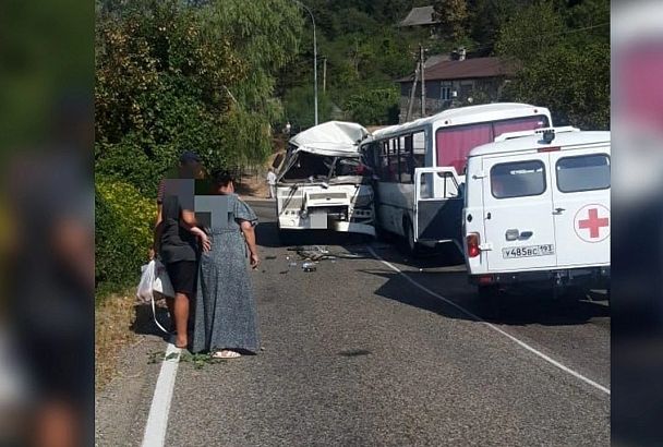 В ДТП с двумя пассажирскими автобусами под Туапсе травмы получили 11 человек, среди них 4 детей