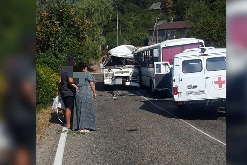 В ДТП с двумя пассажирскими автобусами под Туапсе травмы получили 11 человек, среди них 4 детей