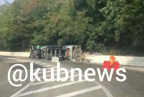 В Туапсинском районе на трассе перевернулся мусоровоз (видео)