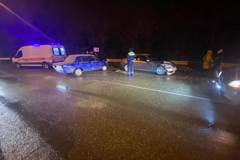 По вине пьяного водителя на BMW в ДТП пострадал мужчина