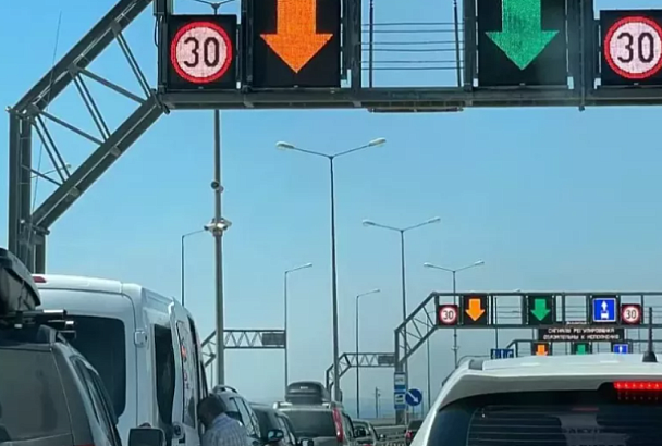 Пробка перед Крымским мостом: со стороны Керчи скопилось 670 автомобилей