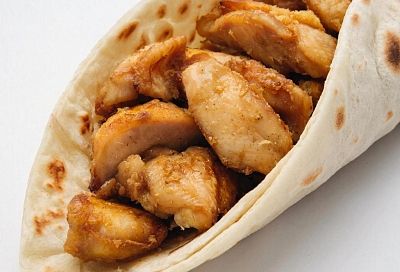 Лаваш, начиненный курицей, отправляется в духовку — и ужин готов! Аппетитные «лодочки» из лаваша с пряным соусом, запеченные в духовке