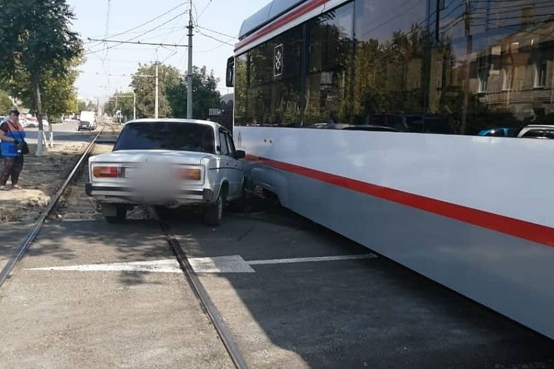 Стали известны подробности ДТП с участием легковушки и трехсекционного трамвая в Краснодаре