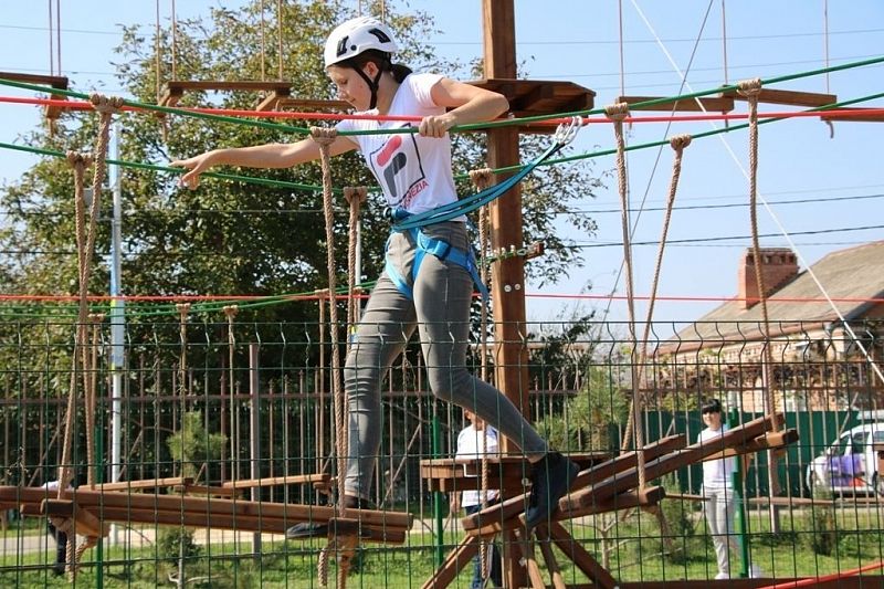 Веревочный парк в спортивной школе № 23 им. Н. Шабатько в Новокубанске оснащен всем необходимым для того, чтобы дети росли сильными и ловкими.