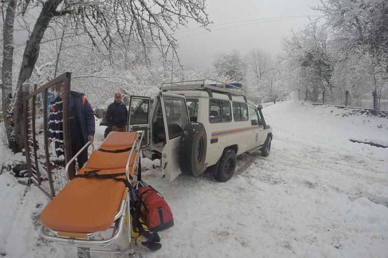 В Сочи спасатели помогли врачам добраться до пострадавшего жителя горного села