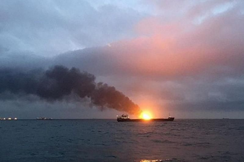 Огненная трагедия: в Черном море загорелись два судна. Что известно о пожаре