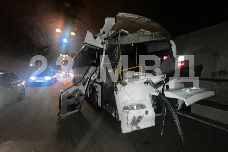 Автобус и грузовик столкнулись в тоннеле в Сочи. Есть пострадавший