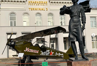 Модель бомбардировщика ПО-2 установили на площади краснодарского аэропорта 