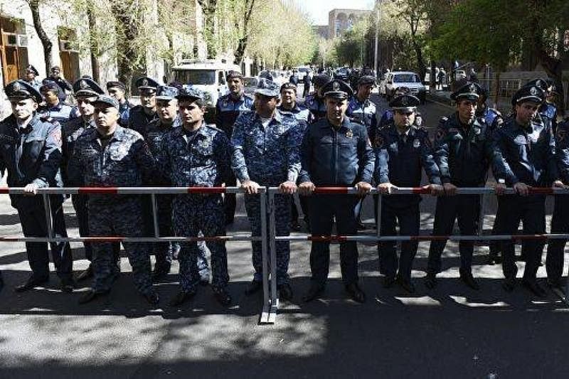 В Армении полиция задержала противников фонда Сороса
