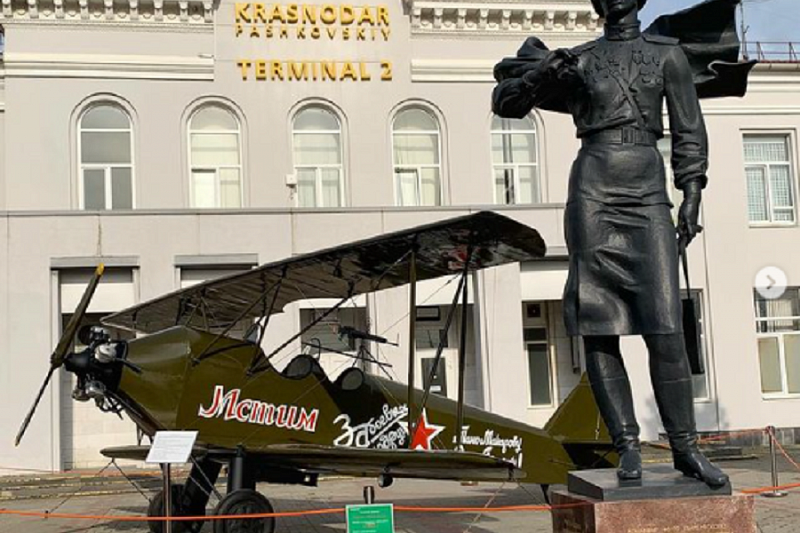 Модель бомбардировщика ПО-2 установили на площади краснодарского аэропорта 
