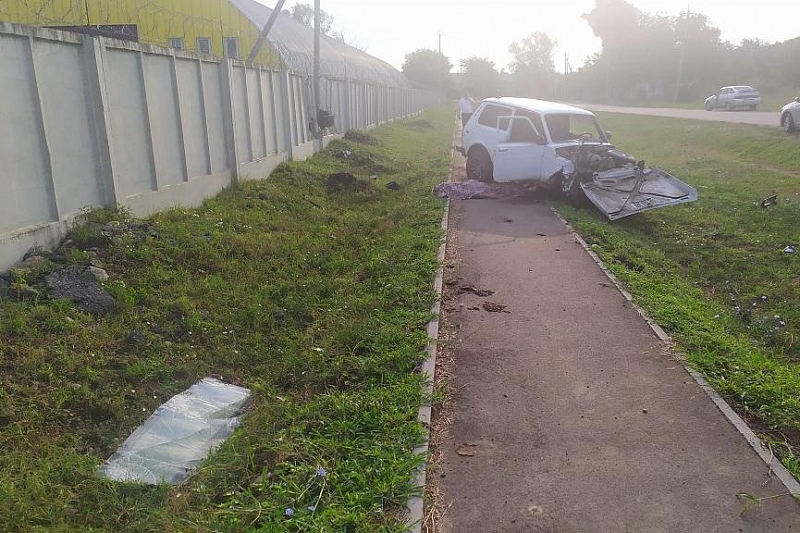 В Краснодарском крае водитель на внедорожнике врезался в бетонное ограждение. Он погиб