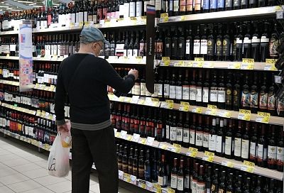 Краснодарец за три захода украл их магазина семь бутылок с виски и выпил его