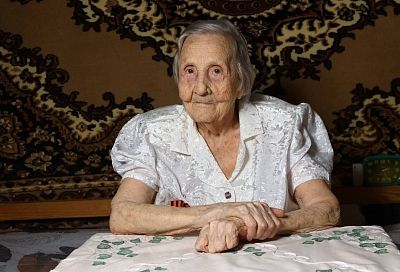 Вениамин Кондратьев поздравил со 100-летием ветерана Великой Отечественной Александру Глейкину