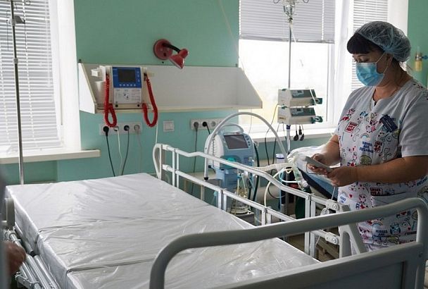Центральная районная больница Приморско-Ахтарска получила медицинское оборудование и автомобили