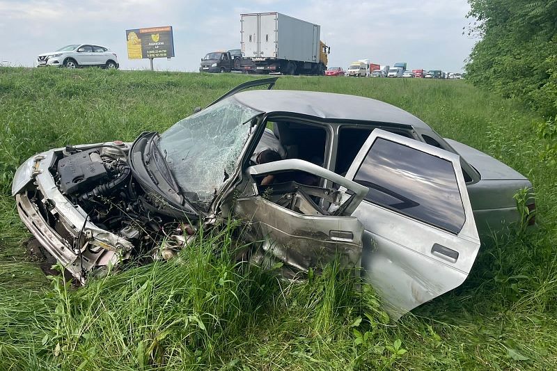 Два грузовика и две легковушки столкнулись на трассе в Краснодарском крае. Есть пострадавшая