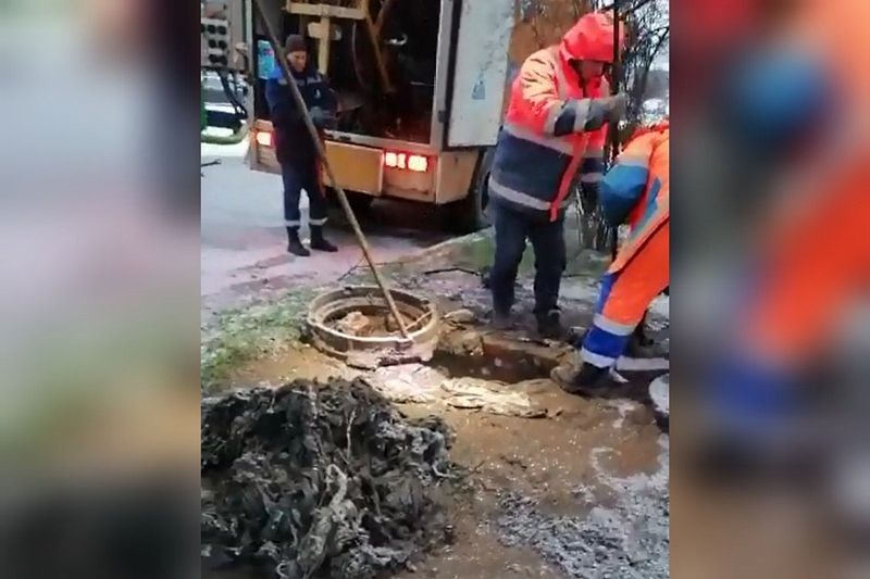 Салфетки, тряпки, подгузники: более 300 засоров канализации устранили в Краснодаре с начала года