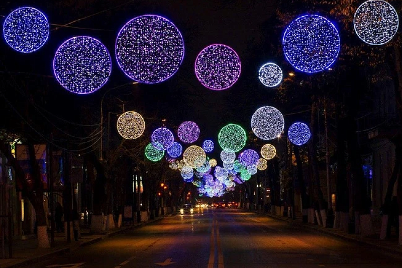 Декоративную подсветку включили на главной улице Краснодара