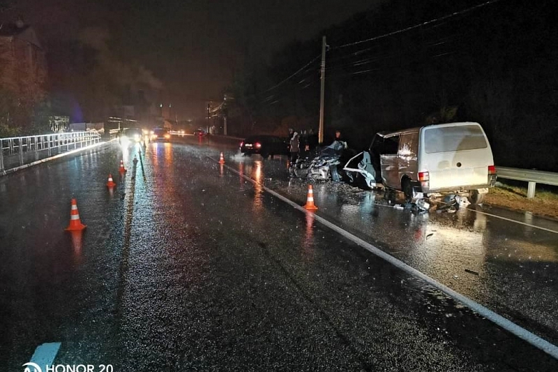 В Краснодарском крае в жестком лобовом ДТП погибла водитель BMW, двое пострадали