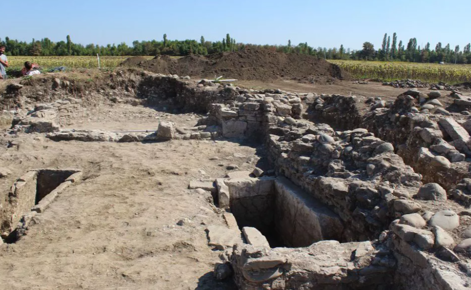 Фундамент храма XII века и склепы обнаружили археологи в Белореченском районе