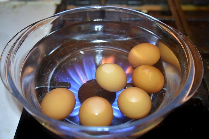 Вкрутую или «в мешочек»: простой секрет варки куриных яиц, который пригодится каждому