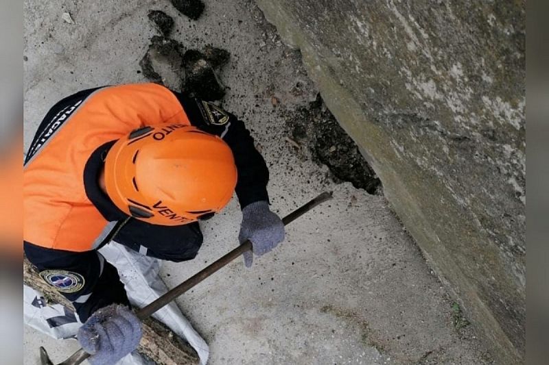 В Новороссийске спасатели пробили бетон и вытащили застрявших в теплотрассе собак