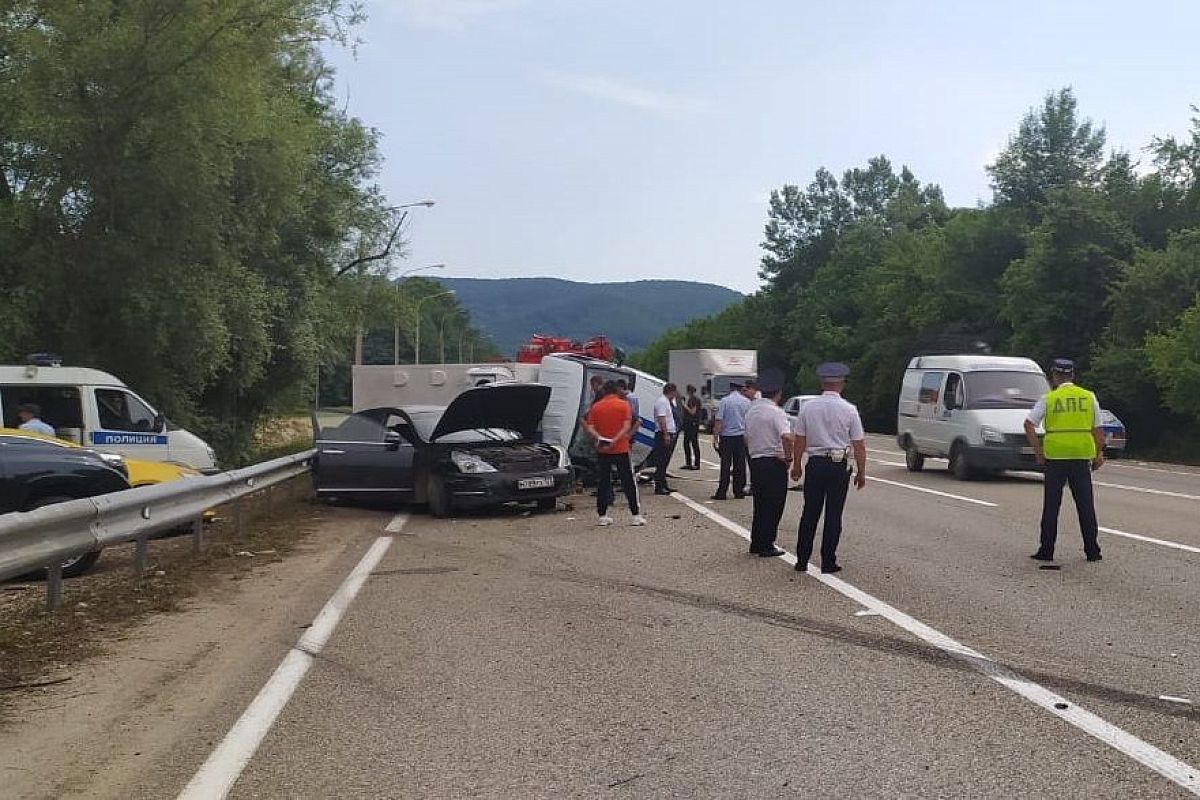 В Краснодарском крае виновницу ДТП с участием автозака на год лишили водительских прав