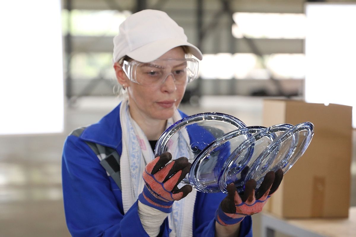 Производственный комплекс в Армавире оснащен самым современным борудованием, которое позволяет выпускать жаропрочное стекло, отвечающее самым высоким мировым стандартам.