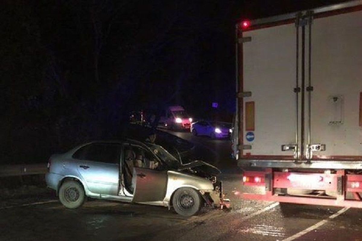 Под Новороссийском в лобовом ДТП один человек погиб, трое пострадали